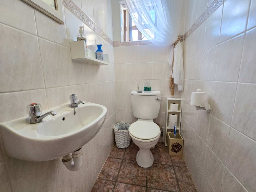 5 Bedroom Property for Sale in Stilbaai Wes Western Cape